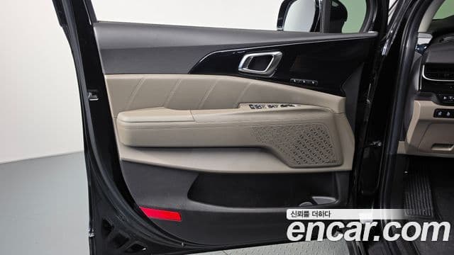 Kia Carnival 2023 — ფოტო 31/45