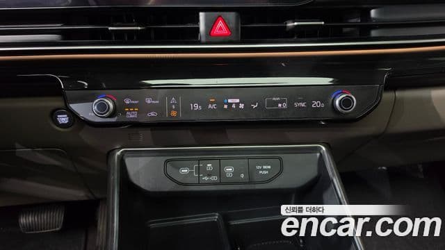 Kia Carnival 2023 — ფოტო 20/45