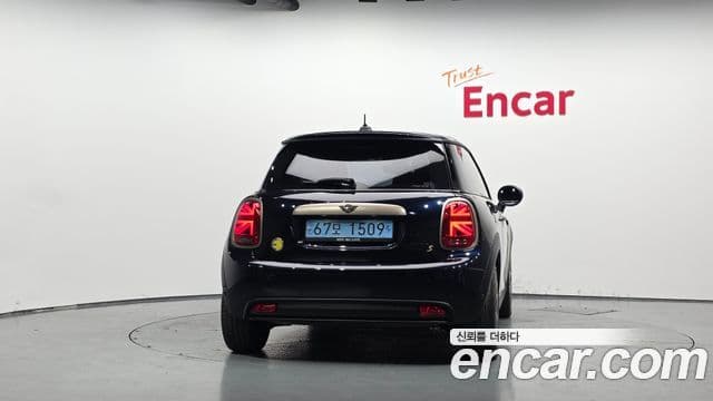 Mini Cooper Electric 2023 — ფოტო 10/30