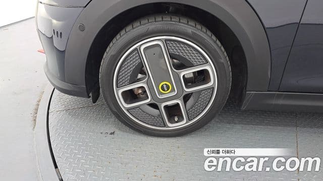 Mini Cooper Electric 2023 — ფოტო 24/30