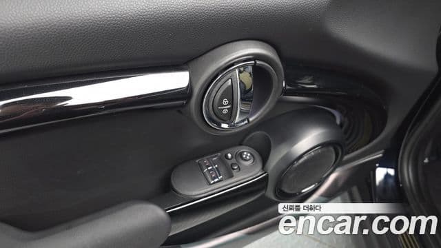 Mini Cooper Electric 2023 — ფოტო 25/30