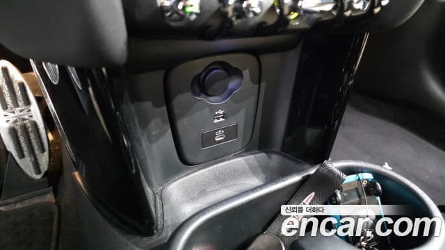 Mini Cooper Electric 2023 — ფოტო 8/30