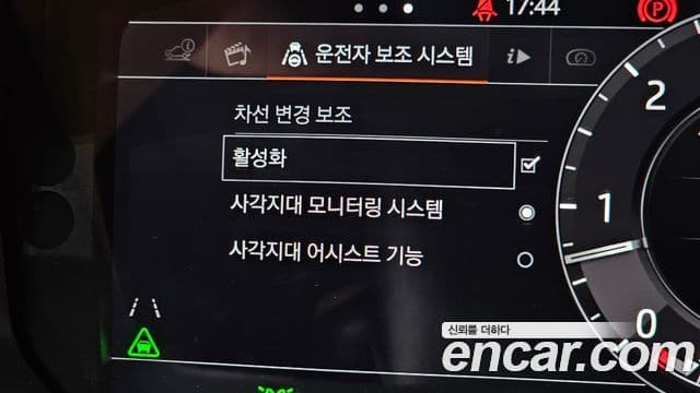 Land Rover Range Rover Velar 2018 — Şəkil 19/39