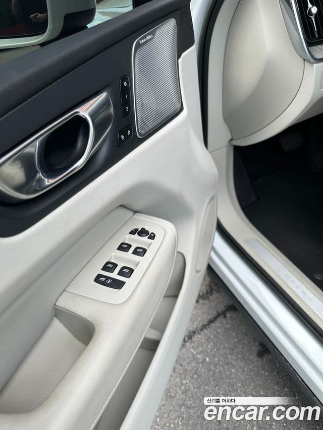 Volvo XC60 2023 — Şəkil 2/15