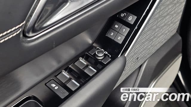 Land Rover Range Rover Velar 2018 — Şəkil 18/36