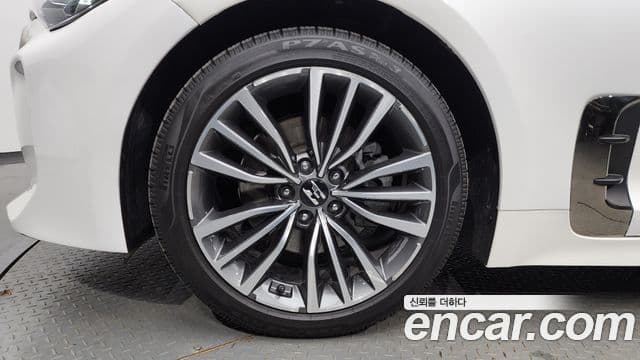 Kia Stinger 2018 — ფოტო 1/20