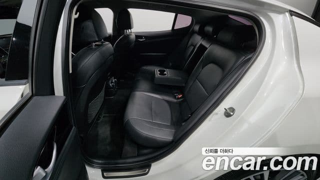 Kia Stinger 2018 — ფოტო 14/20