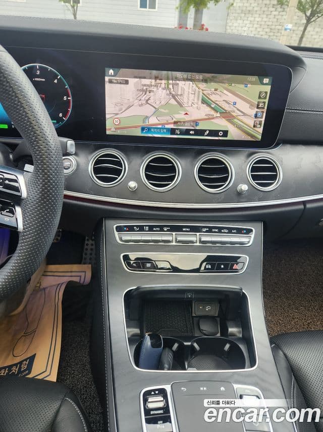 Mercedes-Benz E-Class 2023 — ფოტო 18/19