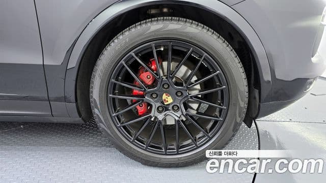 Porsche Cayenne 2020 — ფოტო 5/20
