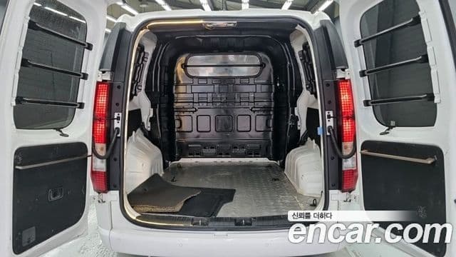 Hyundai Staria 2023 — ფოტო 17/19