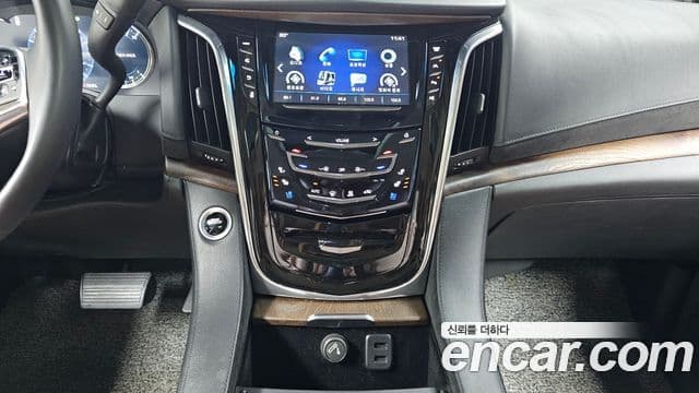 Cadillac Escalade 2018 — ფოტო 14/20