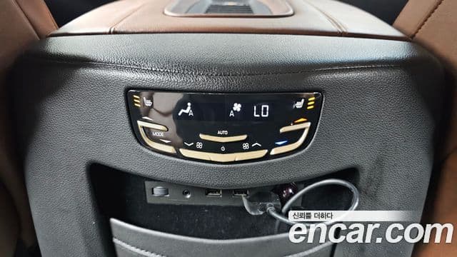 Cadillac Escalade 2018 — ფოტო 18/20