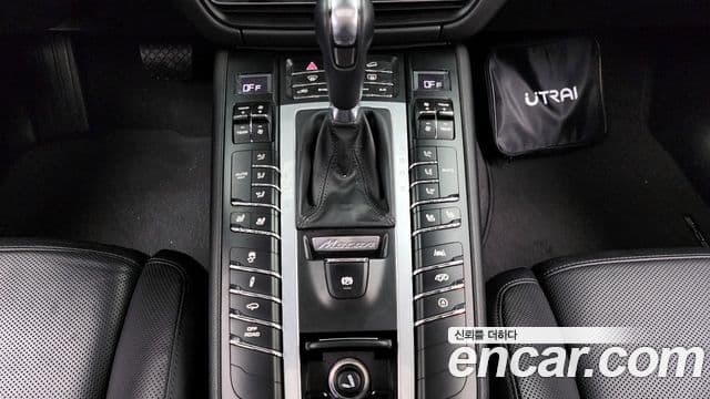 Porsche Macan 2021 — Photo 9/20