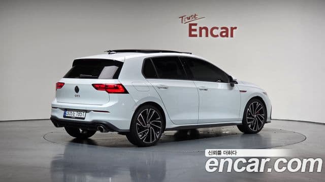 Volkswagen Golf 2023 — ფოტო 2/20
