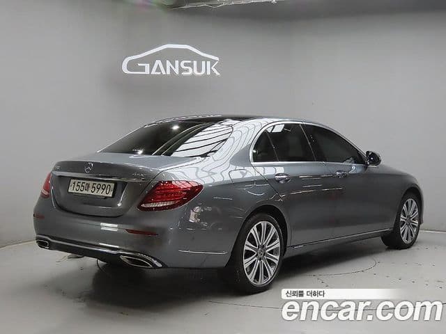 Mercedes-Benz E-Class 2020 — ფოტო 17/20