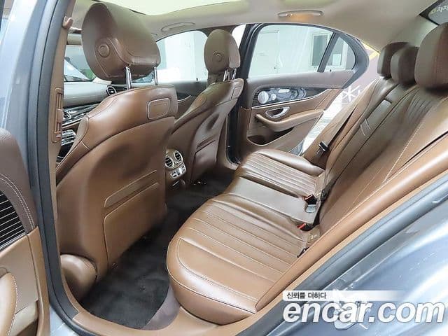 Mercedes-Benz E-Class 2020 — ფოტო 18/20