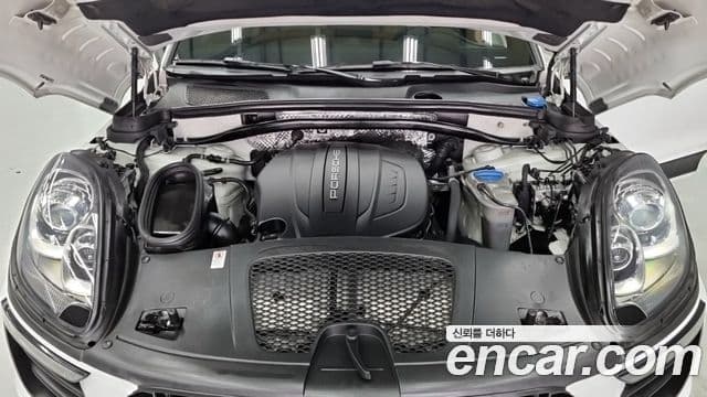 Porsche Macan 2018 — ფოტო 6/18