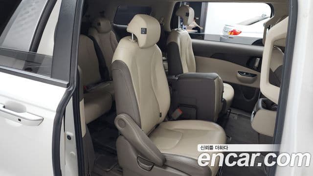 Kia Carnival 2020 — ფოტო 11/20
