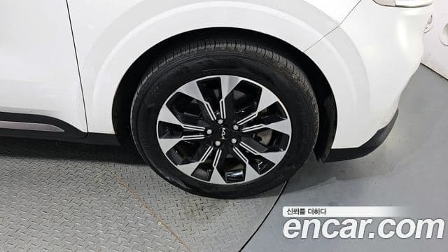 Kia Carnival 2023 — ფოტო 5/20
