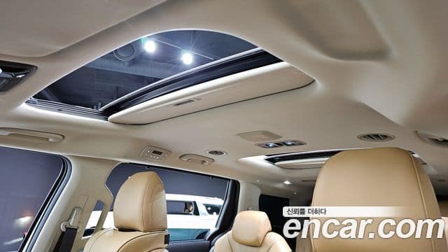 Kia Carnival 2023 — ფოტო 18/20