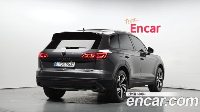 Volkswagen Touareg 2023 — ფოტო 2/20
