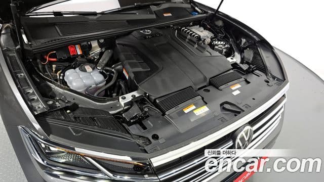Volkswagen Touareg 2023 — ფოტო 6/20