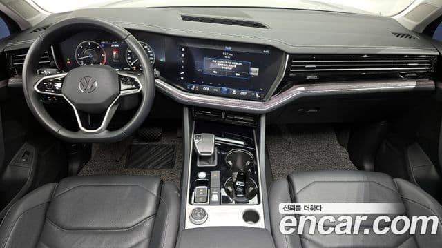 Volkswagen Touareg 2023 — ფოტო 7/20