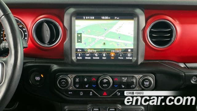 Jeep Wrangler 2023 — ფოტო 14/20