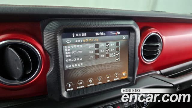 Jeep Wrangler 2023 — ფოტო 16/20