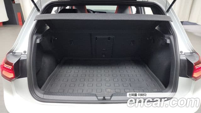 Volkswagen Golf 2023 — ფოტო 19/20