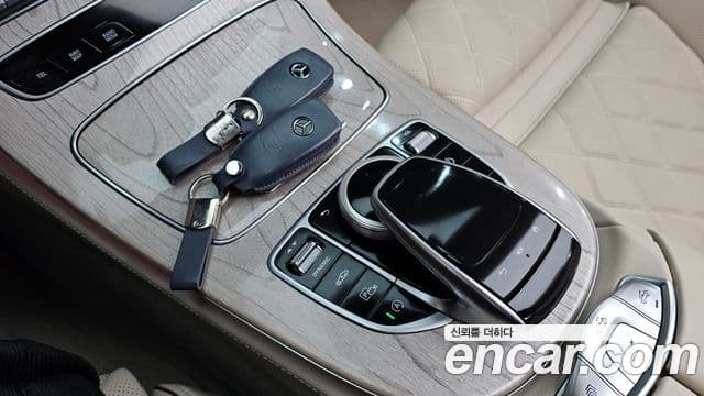 Mercedes-Benz E-Class 2021 — ფოტო 18/20