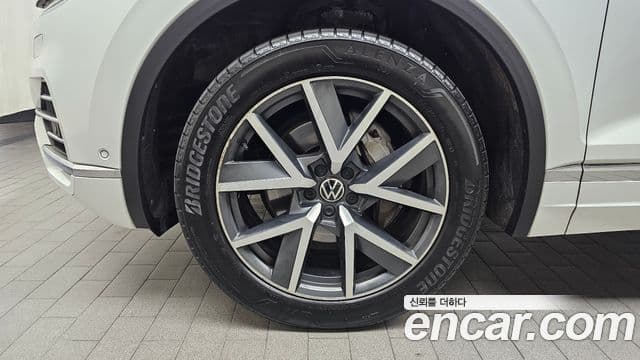 Volkswagen Touareg 2022 — ფოტო 5/20