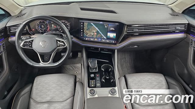 Volkswagen Touareg 2022 — ფოტო 7/20