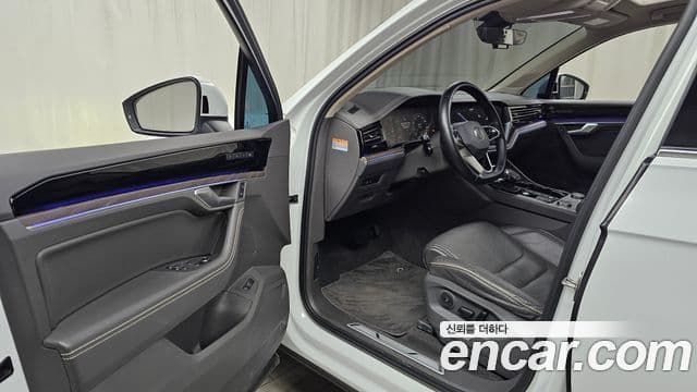 Volkswagen Touareg 2022 — ფოტო 10/20