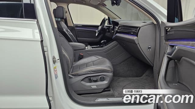 Volkswagen Touareg 2022 — ფოტო 11/20