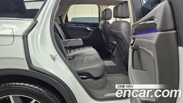 Volkswagen Touareg 2022 — ფოტო 12/20