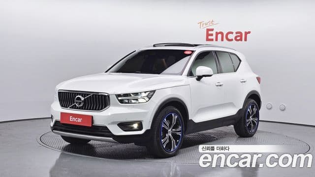 Volvo XC40 2021 — ფოტო 1/20
