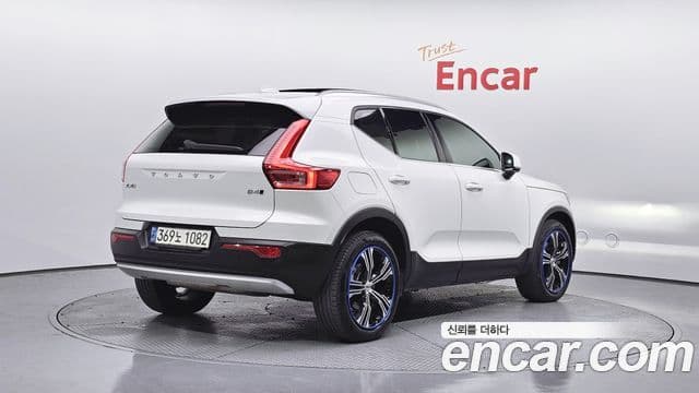 Volvo XC40 2021 — ფოტო 2/20