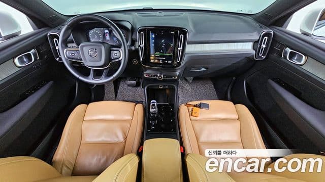 Volvo XC40 2021 — ფოტო 7/20