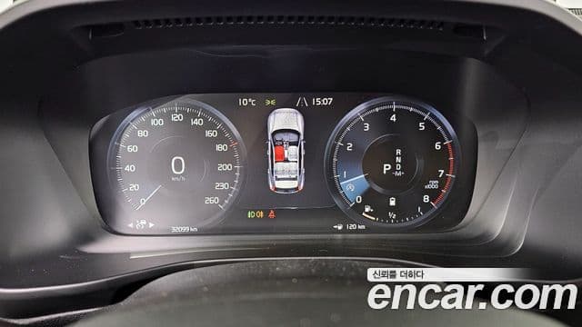 Volvo XC40 2021 — ფოტო 8/20