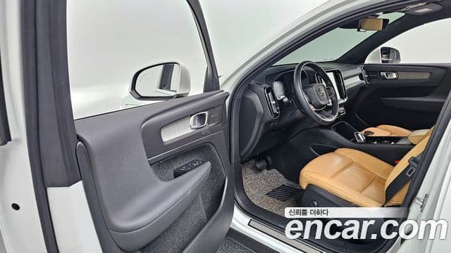 Volvo XC40 2021 — ფოტო 10/20