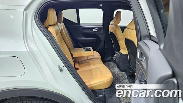Volvo XC40 2021 — ფოტო 11/20