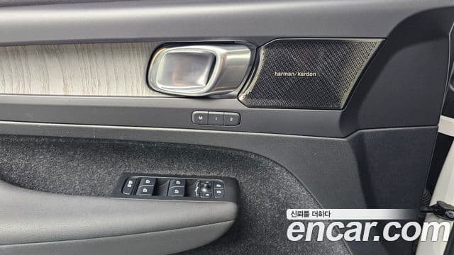 Volvo XC40 2021 — ფოტო 14/20