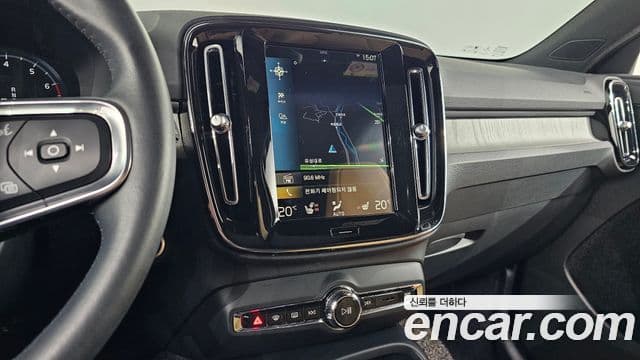 Volvo XC40 2021 — ფოტო 16/20
