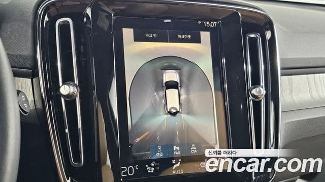 Volvo XC40 2021 — ფოტო 17/20