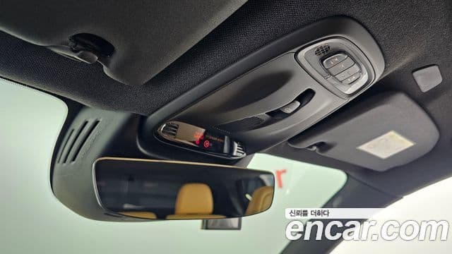 Volvo XC40 2021 — ფოტო 18/20