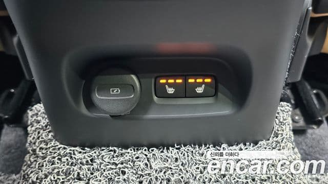 Volvo XC40 2021 — ფოტო 19/20