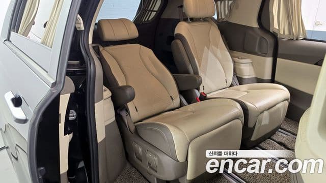 Kia Carnival 2023 — ფოტო 13/20