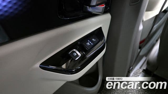 Kia Carnival 2023 — ფოტო 18/20