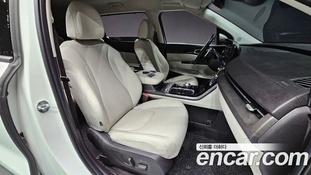 Kia Carnival 2021 — ფოტო 10/20